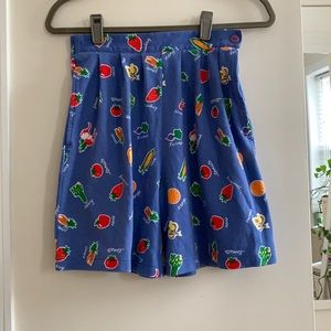 Adorable vintage patterned shorts 🥕🍓🌽